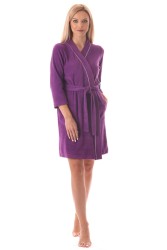 Lehký letní župan Bari s elegantní légou a bílým lemováním.