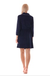 Lehký letní župan Bari s elegantní légou a bílým lemováním.