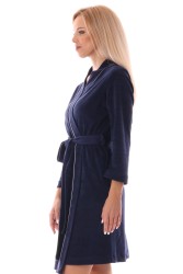 Lehký letní župan Bari s elegantní légou a bílým lemováním.